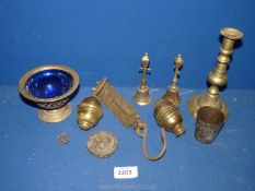 A box of miscellaneous brass including Salter spring balance scales etc.