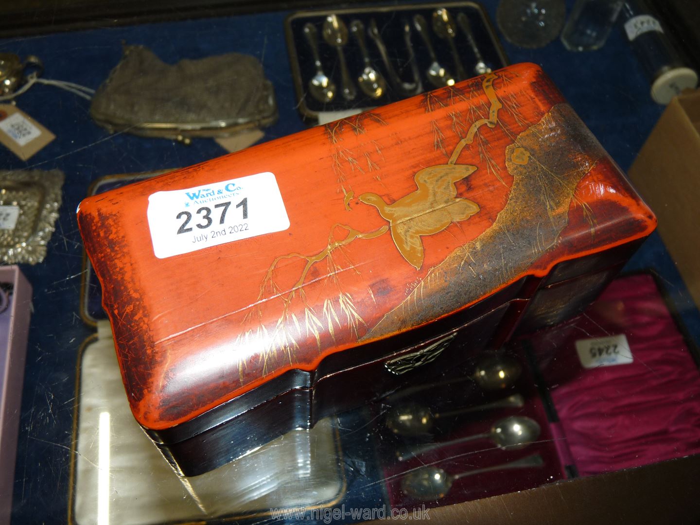 A small red lacquered oriental box and contents including an 18ct gold walking stick band by HF & - Image 6 of 6