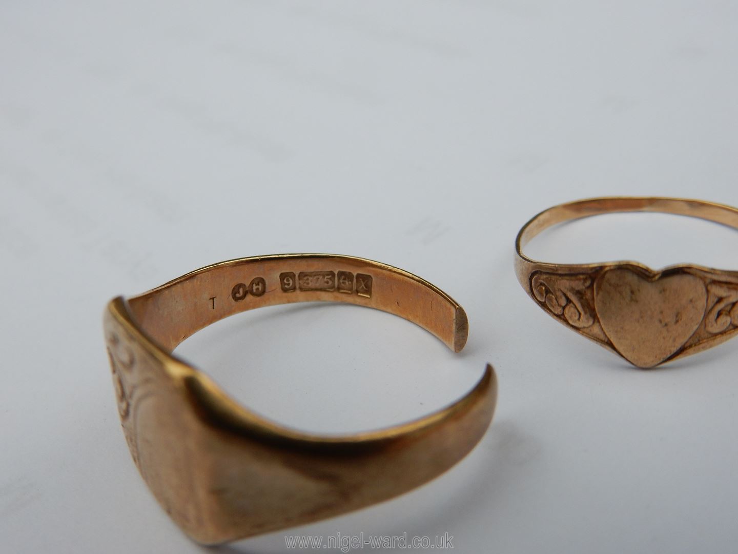 A 9ct. gold wedding band, signet ring (a/f.) and a child's ring. 6.3 gms total, approx. - Image 4 of 5