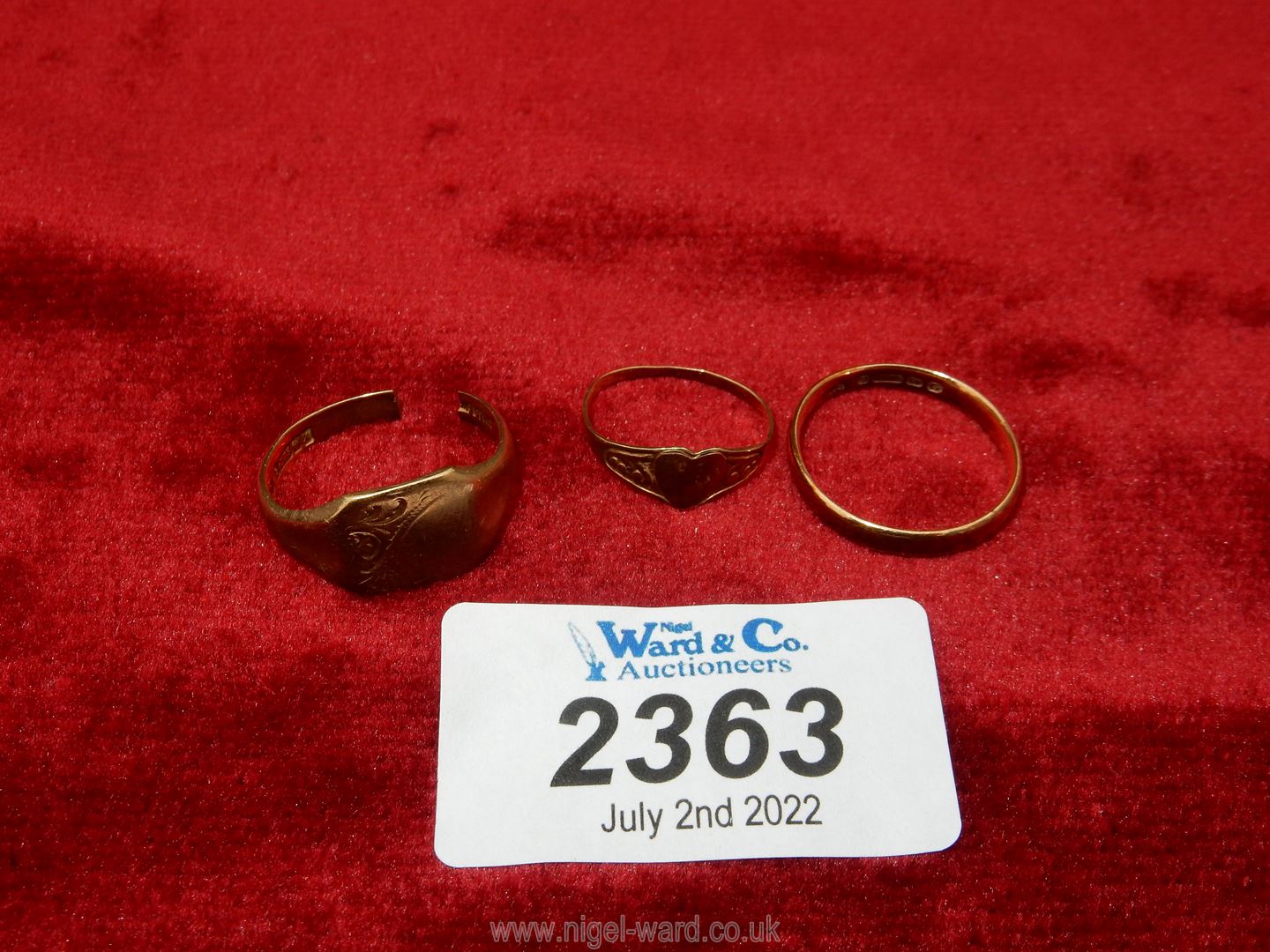 A 9ct. gold wedding band, signet ring (a/f.) and a child's ring. 6.3 gms total, approx. - Image 2 of 5