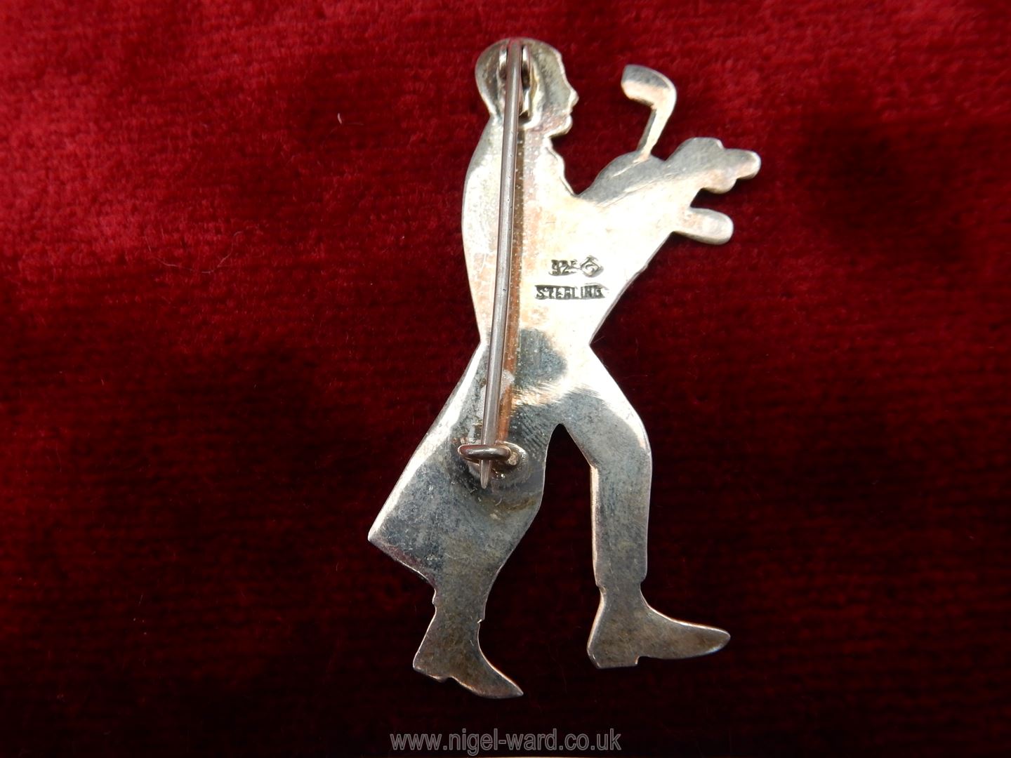 A 925 sterling silver brooch in the form of a Caddie carrying a golf bag. 8.5 gms approx. - Image 2 of 2