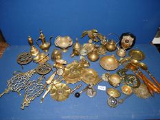 A quantity of small brass items to include bell, horse brasses, ewer, etc.