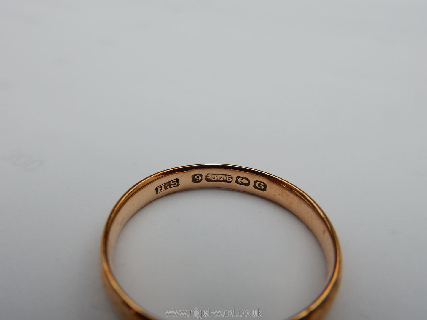 A 9ct. gold wedding band, signet ring (a/f.) and a child's ring. 6.3 gms total, approx. - Image 5 of 5
