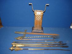 Three toasting forks, one being telescopic, four pokers with copper and iron stand.