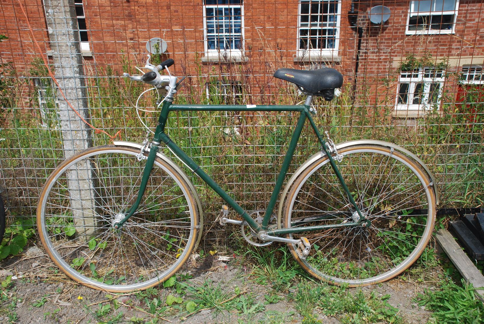A gents Raleigh bicycle with 5 gears and 27" racing wheels.