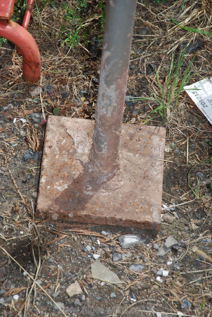 A steel heavy weight post. - Image 2 of 2
