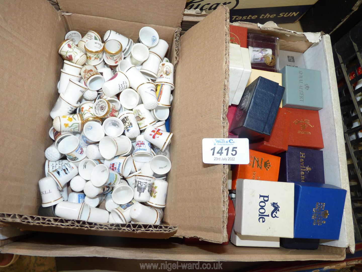 A quantity of thimbles including Poole, Royal Albert, Coalport, Wedgwood etc with boxes.