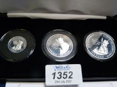 A "Jubilee Mint" sterling silver £1 (10 gm), £2 (14.50 gm) and £5 (28.