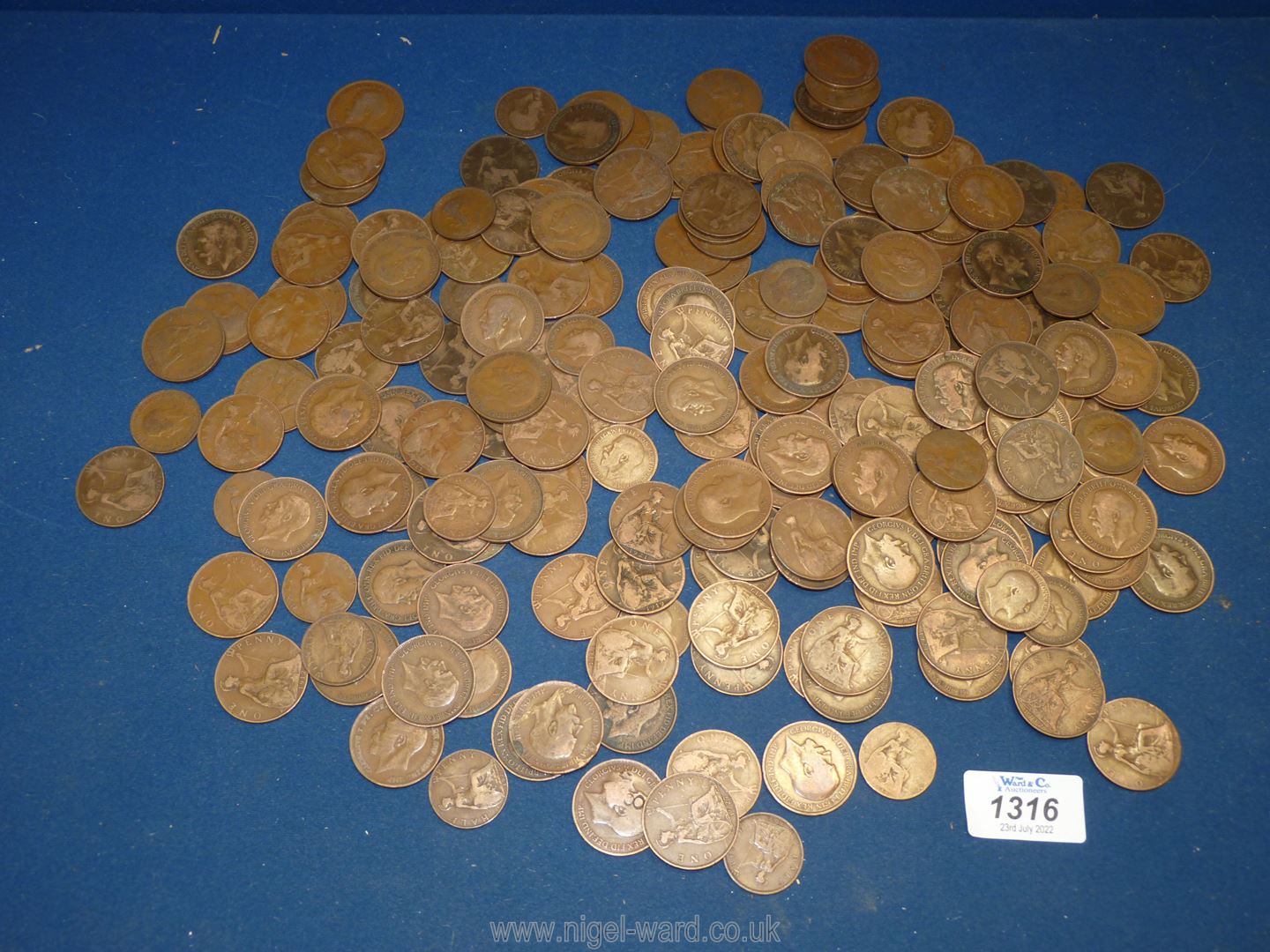 A quantity of George V and Edward VII pennies and half-pennies.