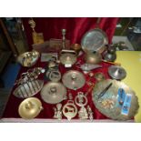 A quantity of mixed metals to include; copper candle holders, small copper kettle, brass dishes,