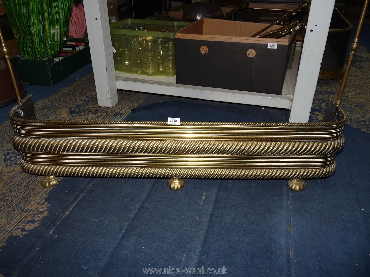 A brass fire kerb with slot-in fire iron stands with three rope twist bands and standing on three - Image 3 of 6