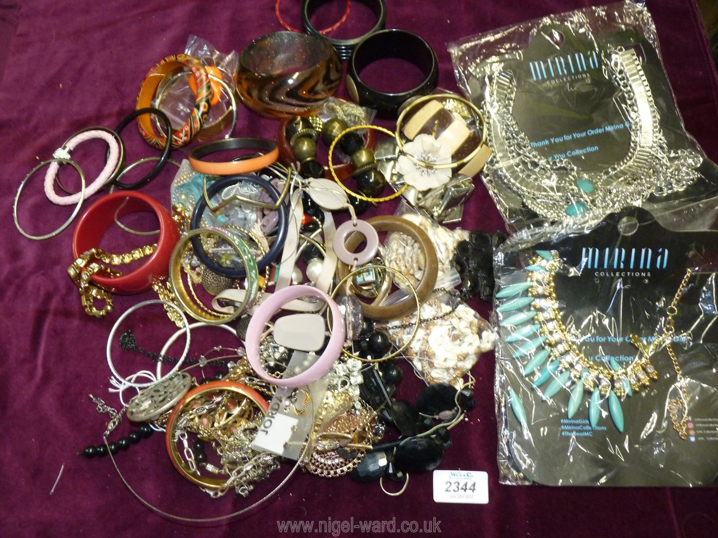 A white basket of costume jewellery including bangles, shells etc. - Image 2 of 2