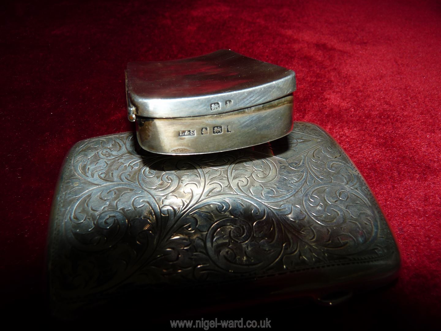 A Silver cigarette case with engraved decoration, Birmingham 1923, maker J&G Ltd. - Image 4 of 4