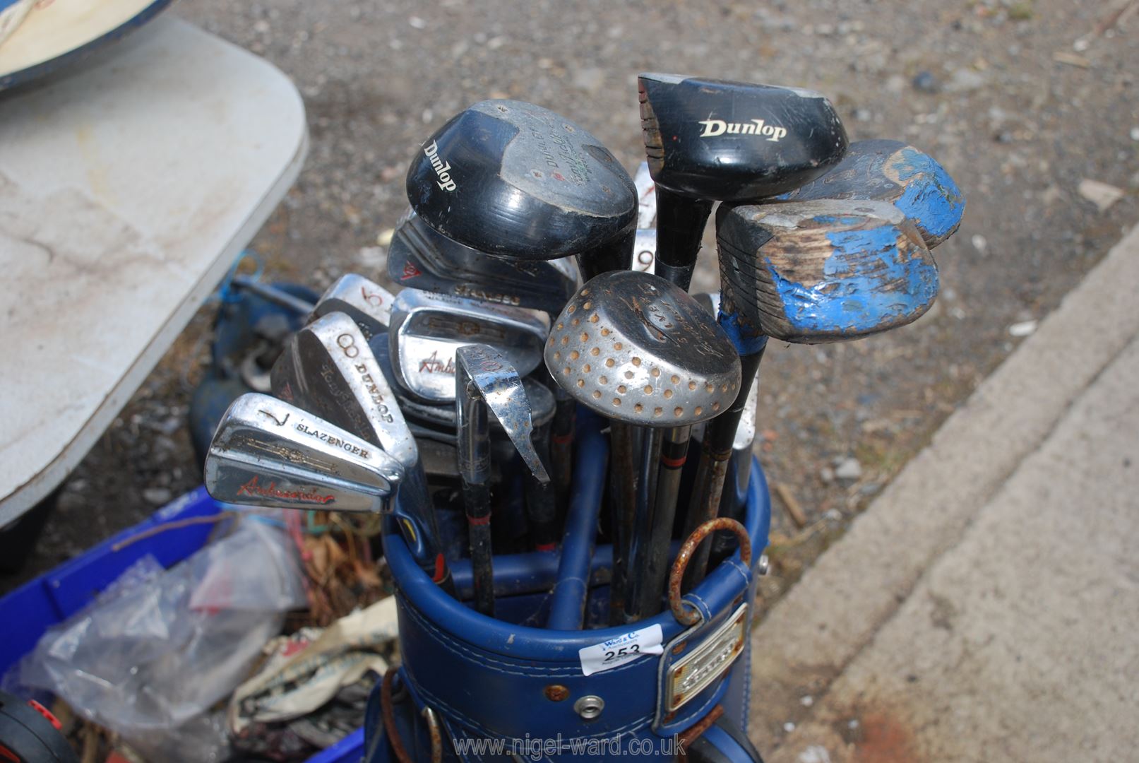 Tony Jacklin Golf clubs in a blue golf bag - Image 2 of 2