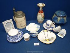 A Royal Doulton pot pourri jar, bud vase of oriental design, 2 small Shelly plates, tea bowls,