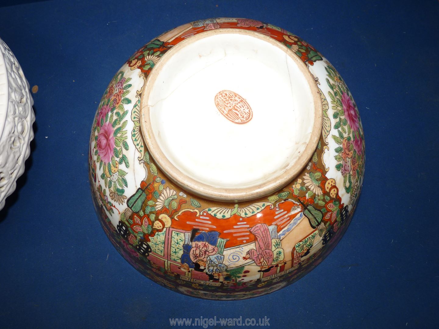 A hand-painted Chinese bowl with old repairs, together with a heavy cream coloured cake stand. - Image 5 of 5