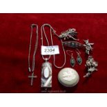 A quantity of silver jewellery to include brooches, green Wedgwood brooch,