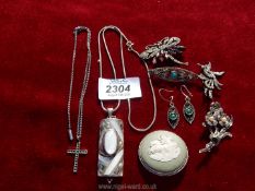 A quantity of silver jewellery to include brooches, green Wedgwood brooch,