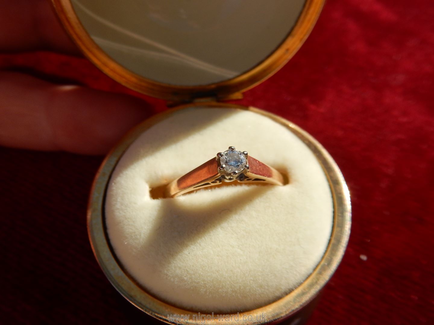 A 9ct gold ring set with single small diamond, size M, in H. - Image 3 of 8