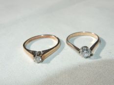 A 9ct gold ring set with single small diamond, size M, in H.