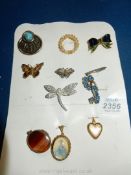A quantity of assorted brooches and lockets, etc.
