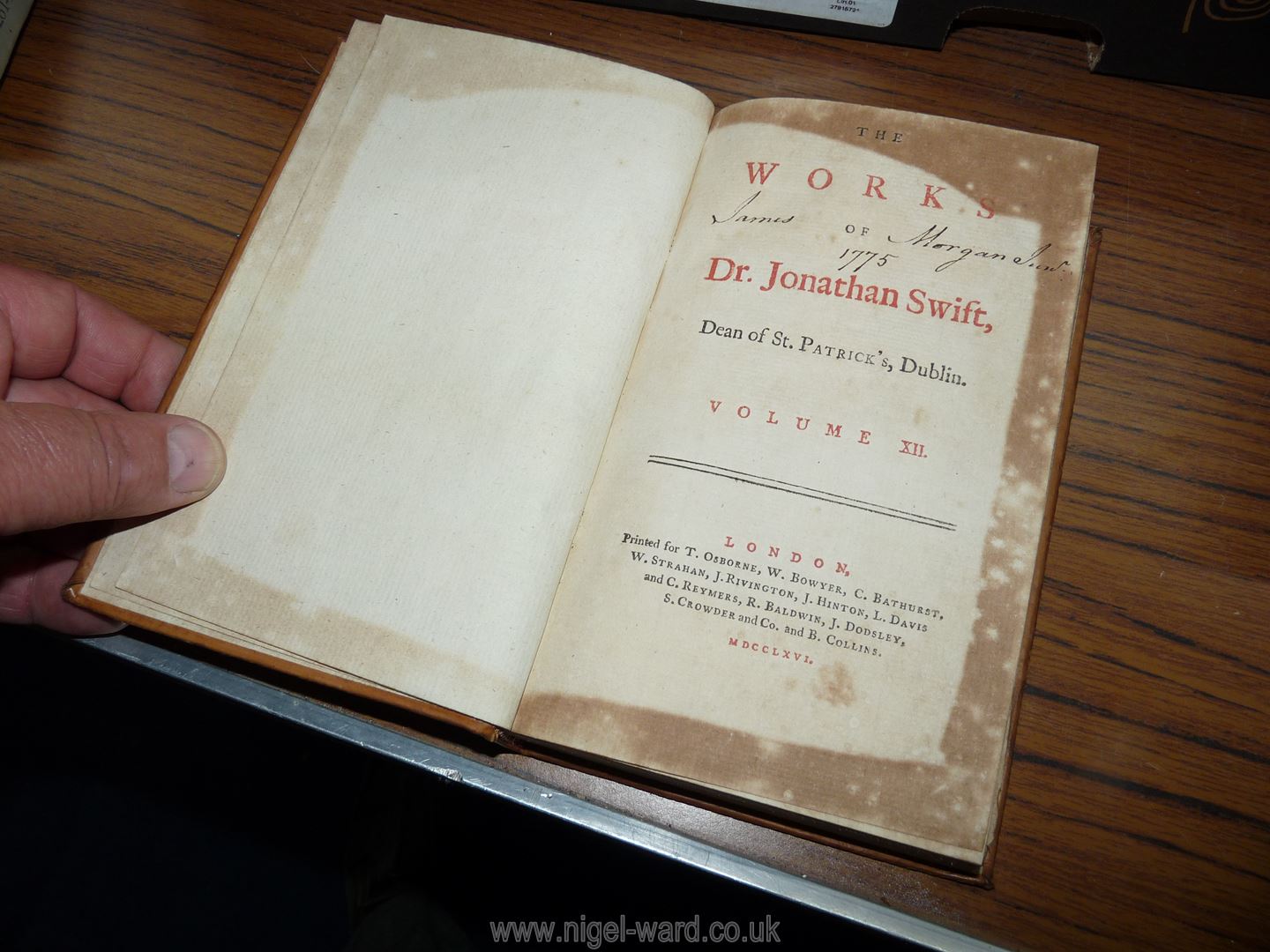 A quantity of leather bound books to include 24 volumes of Swift's works, - Image 36 of 107