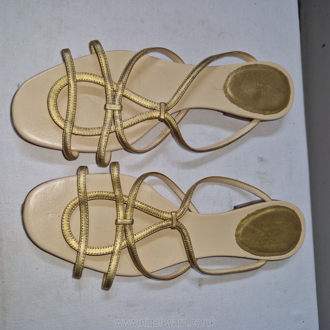 Gucci: a very attractive pair gold leather sandals size 39 ½: in good used condition with wear - Image 2 of 5