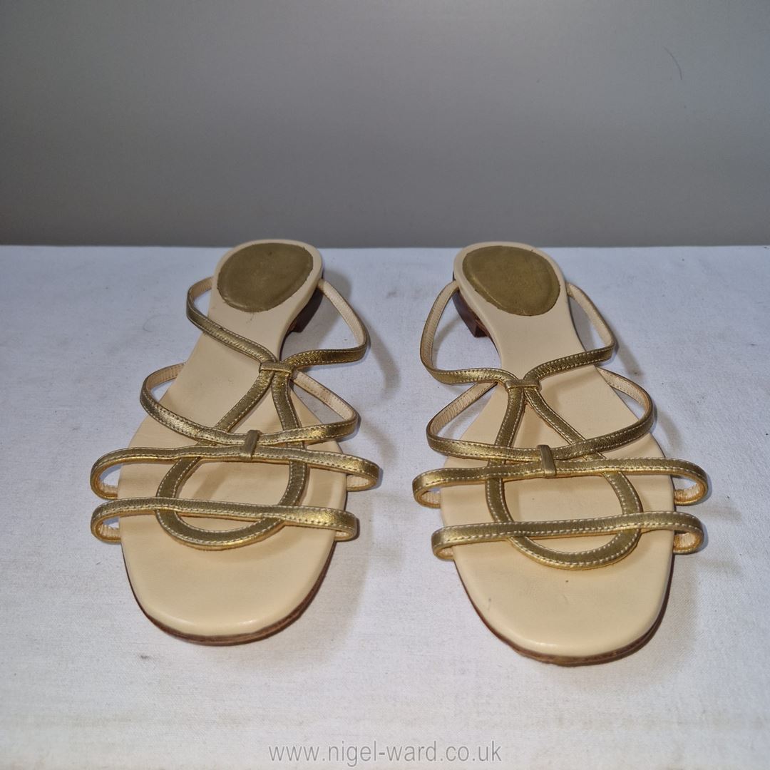 Gucci: a very attractive pair gold leather sandals size 39 ½: in good used condition with wear - Image 3 of 5