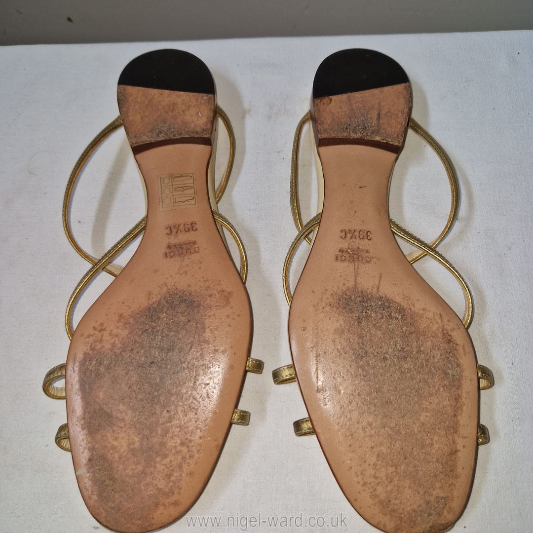 Gucci: a very attractive pair gold leather sandals size 39 ½: in good used condition with wear - Image 4 of 5
