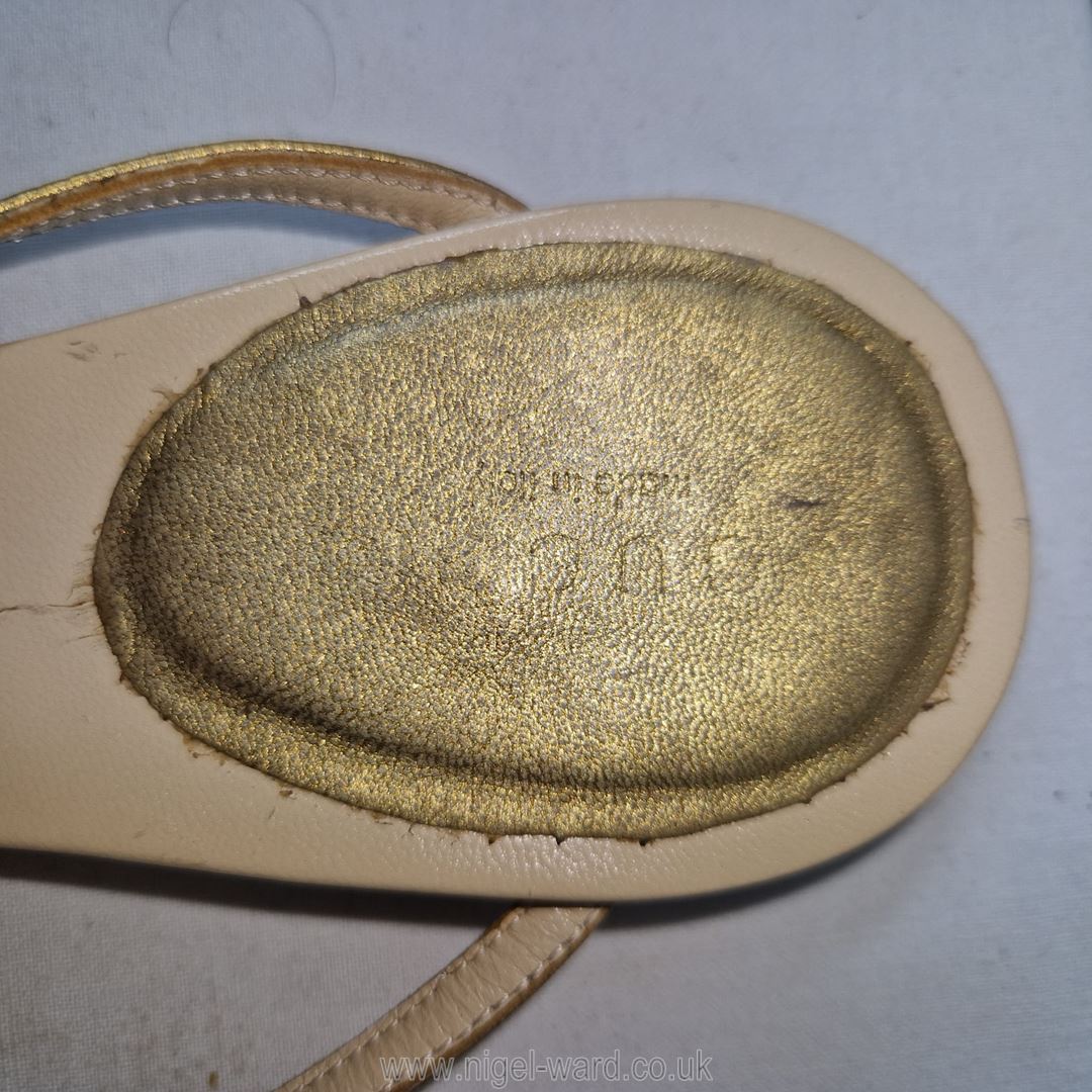 Gucci: a very attractive pair gold leather sandals size 39 ½: in good used condition with wear - Image 5 of 5