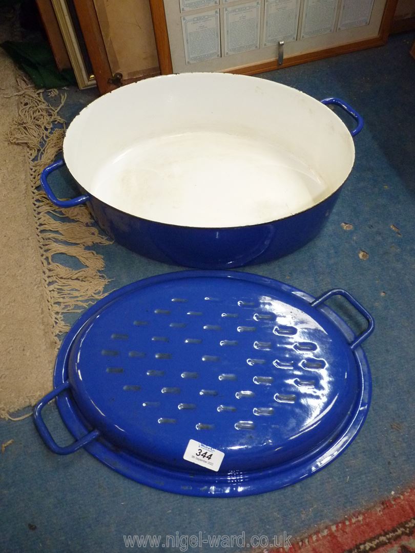 A blue and white large enamel le Creuset style lidded casserole pot. - Image 2 of 2