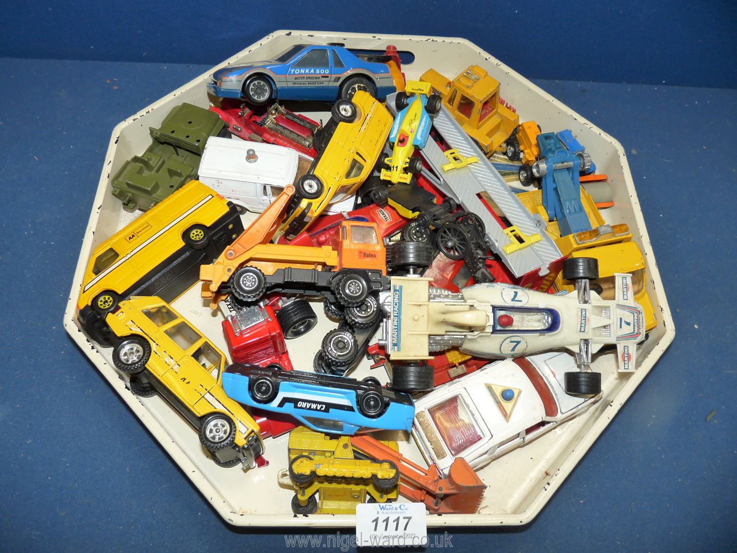 A quantity of vehicles including Matchbox, Corgi, Corgi Juniors, Tonka, Dinky, etc.