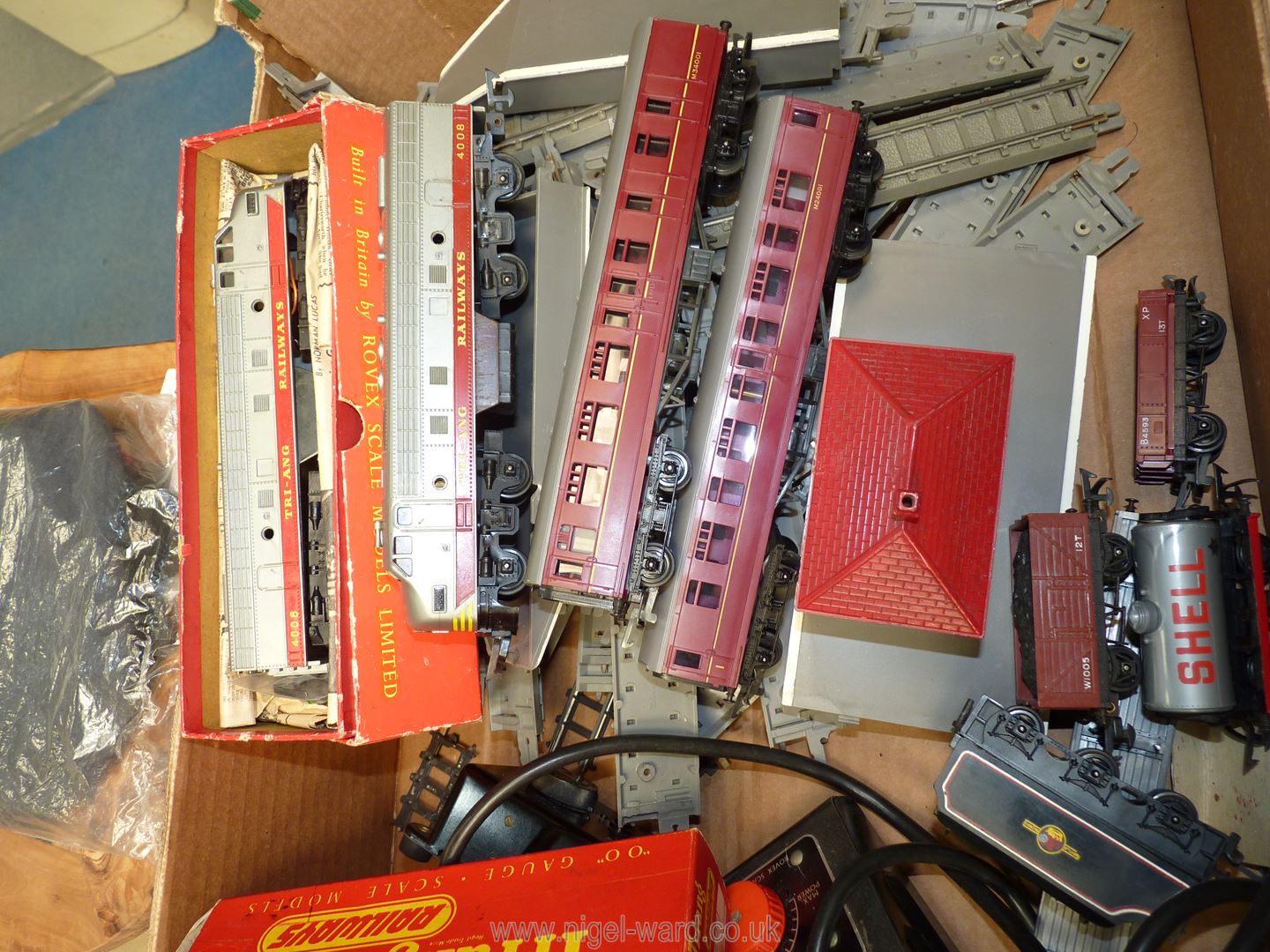 A quantity of Triang '00' gauge model railway stock including Transcontinental Deisel Loco Tc - Image 2 of 2