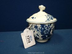 A circa 1775 Worcester porcelain circular sugar Bowl and cover in blue decorated with three flowers