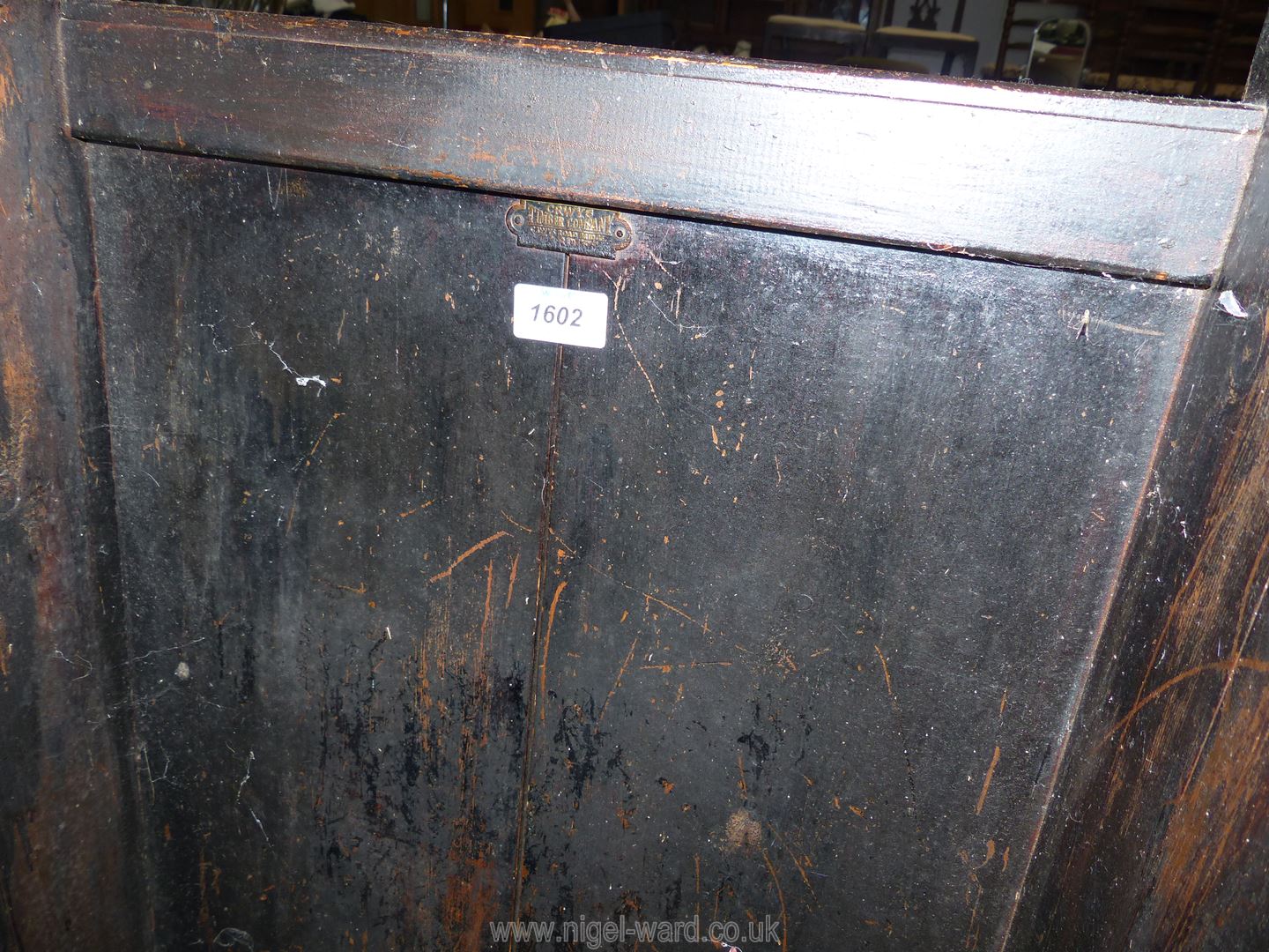 A very rustic dark stained peg joyned lambing style Armchair having a small shelf incorporated to - Image 4 of 5