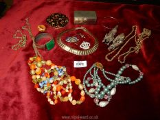 A quantity of Costume Jewellery including yellow metal chain, two Gothic full finger claw rings,