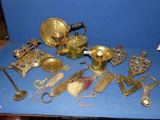 A quantity of brass including pestle and mortar, trivet, Salters spring balance scales etc.