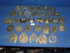 A quantity of horse brasses including Victoria jubilee, fleur de lys, fox, etc.