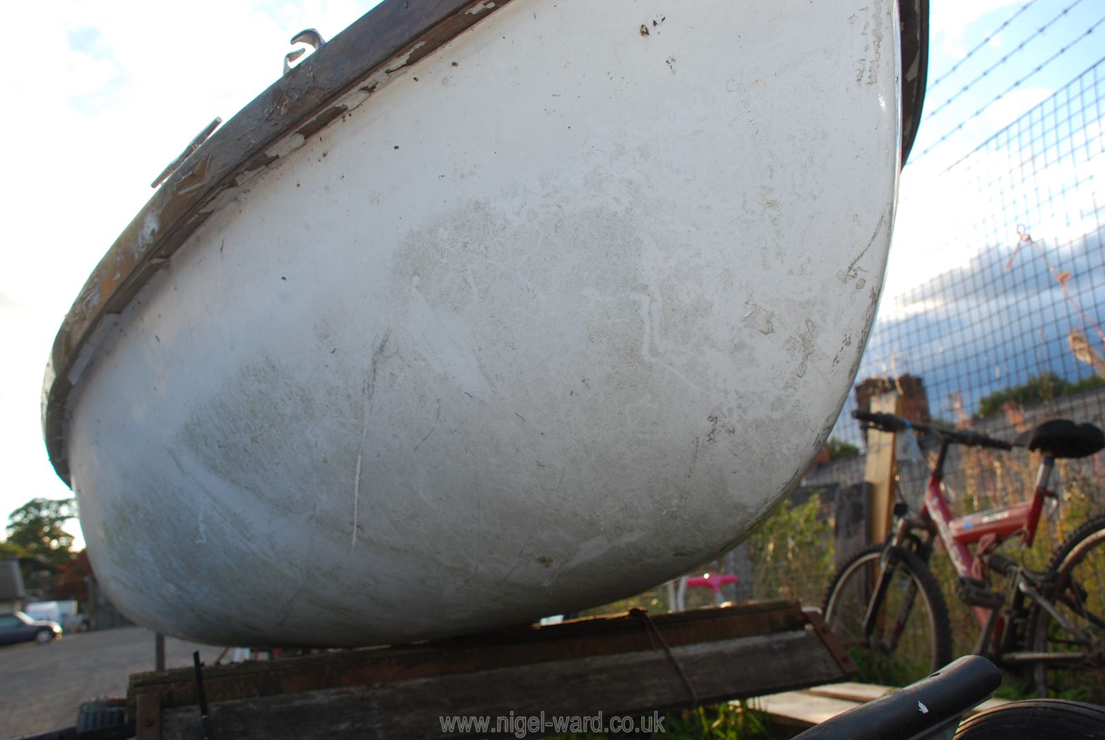A glass fibre hulled sailing dinghy for restoration with 17' 2" high aluminium mast, fittings, - Image 9 of 14