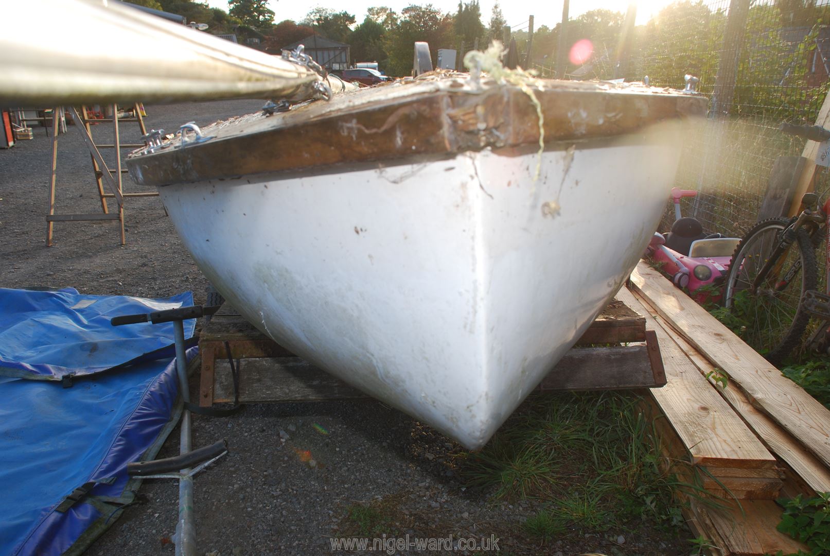 A glass fibre hulled sailing dinghy for restoration with 17' 2" high aluminium mast, fittings, - Image 10 of 14