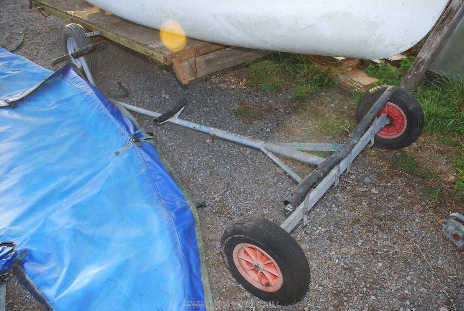 A glass fibre hulled sailing dinghy for restoration with 17' 2" high aluminium mast, fittings, - Image 11 of 14