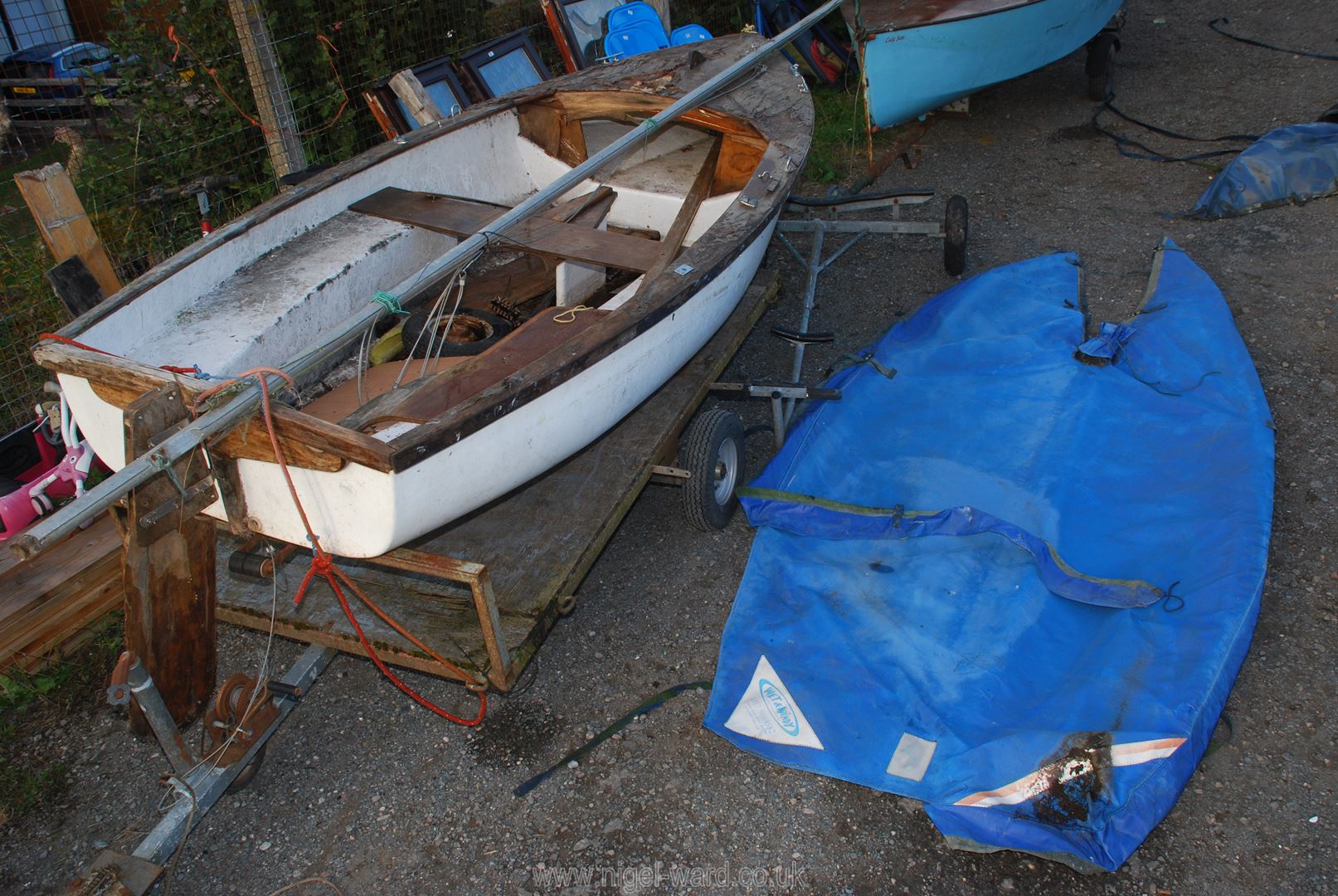 A glass fibre hulled sailing dinghy for restoration with 17' 2" high aluminium mast, fittings, - Image 3 of 14