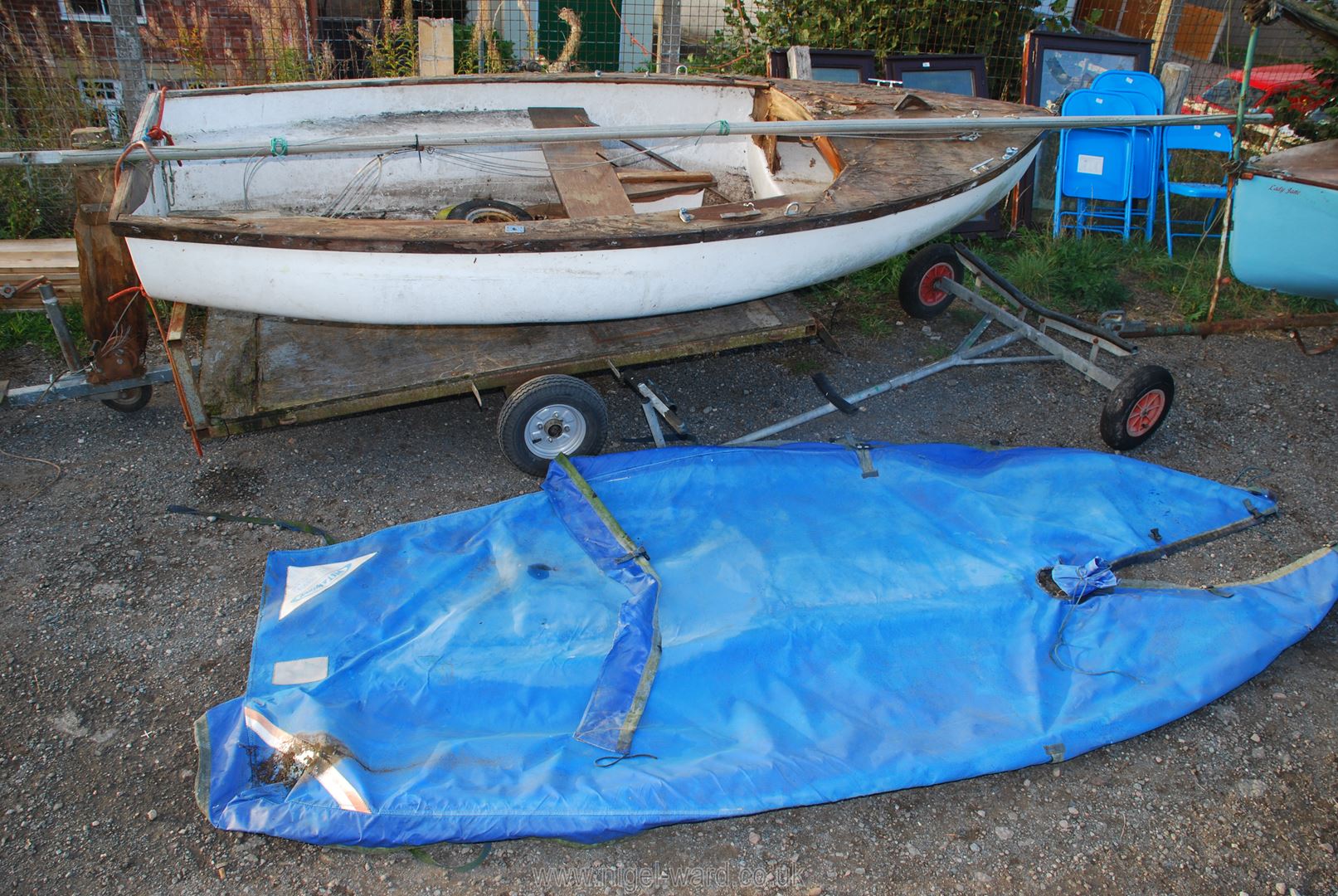 A glass fibre hulled sailing dinghy for restoration with 17' 2" high aluminium mast, fittings,