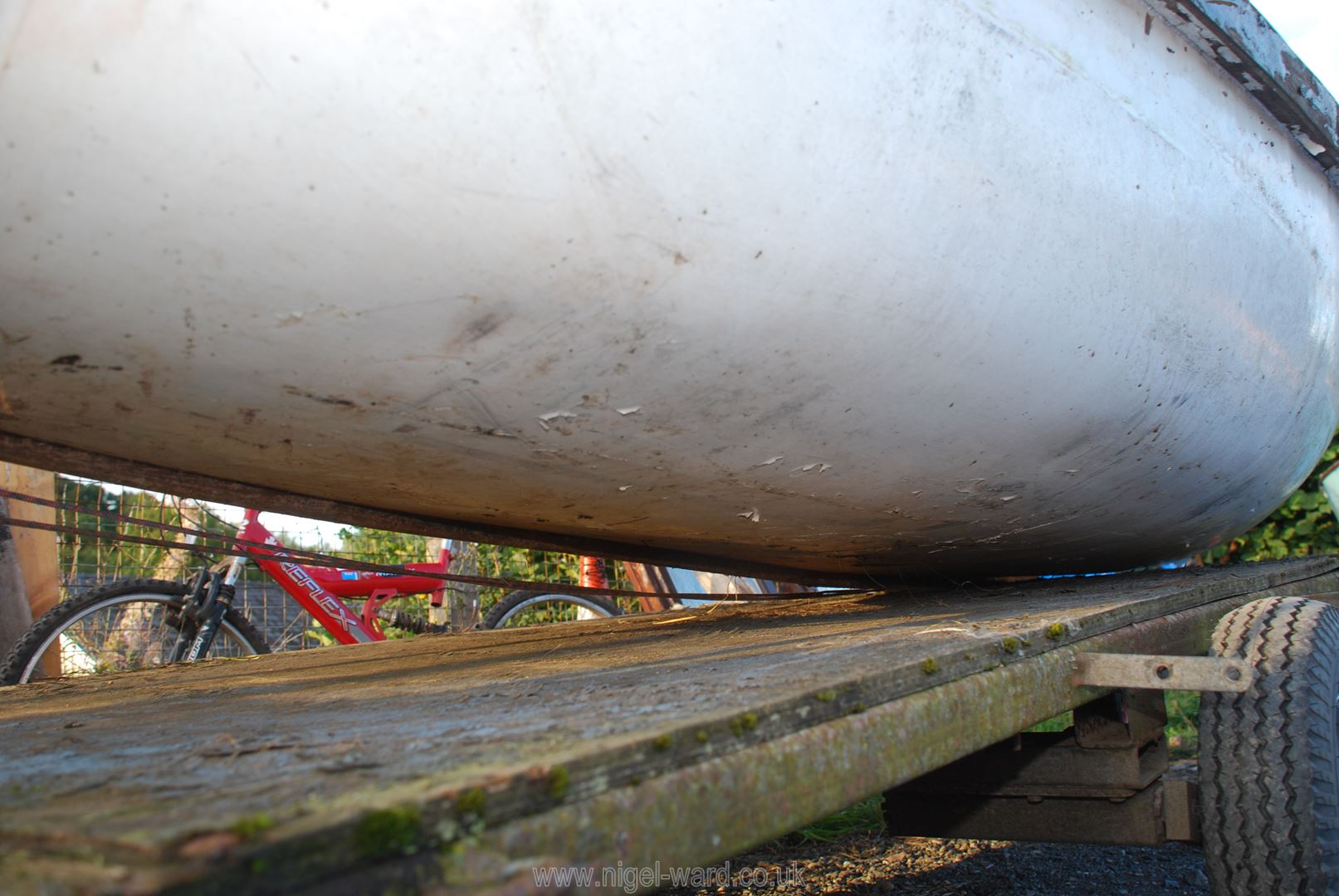 A glass fibre hulled sailing dinghy for restoration with 17' 2" high aluminium mast, fittings, - Image 8 of 14