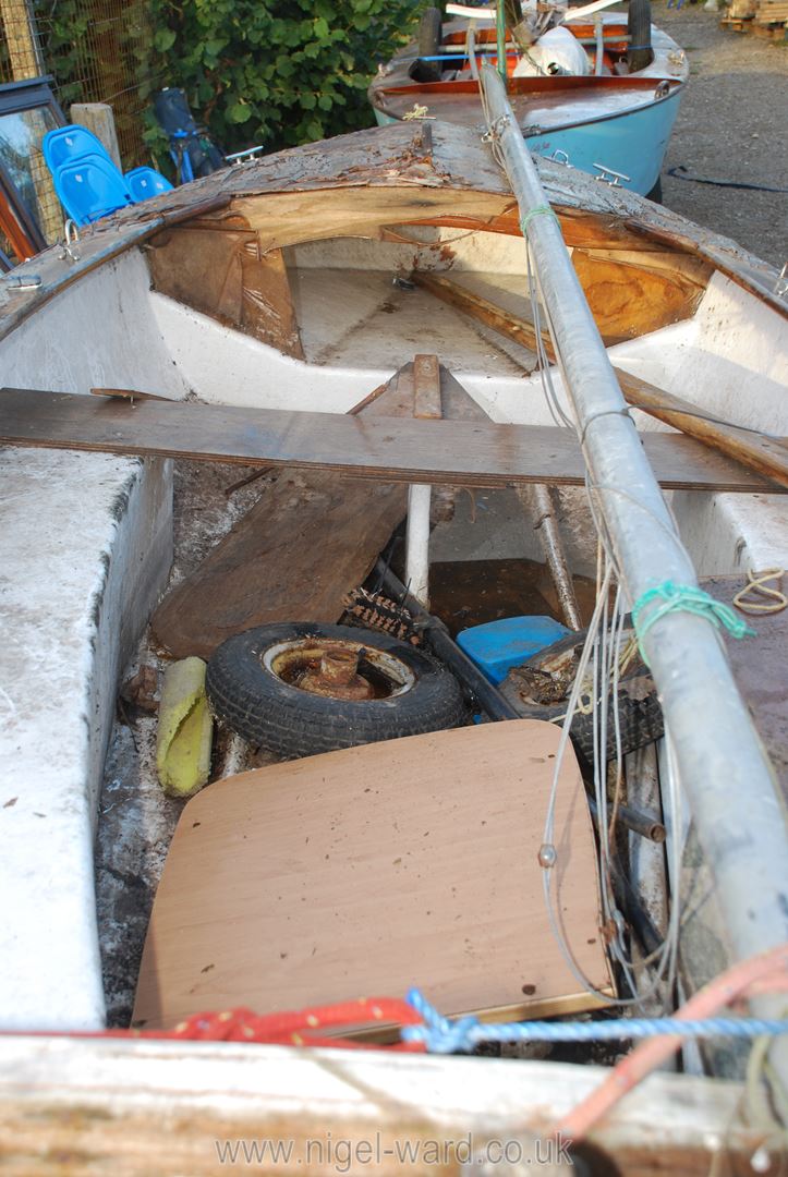 A glass fibre hulled sailing dinghy for restoration with 17' 2" high aluminium mast, fittings, - Image 14 of 14