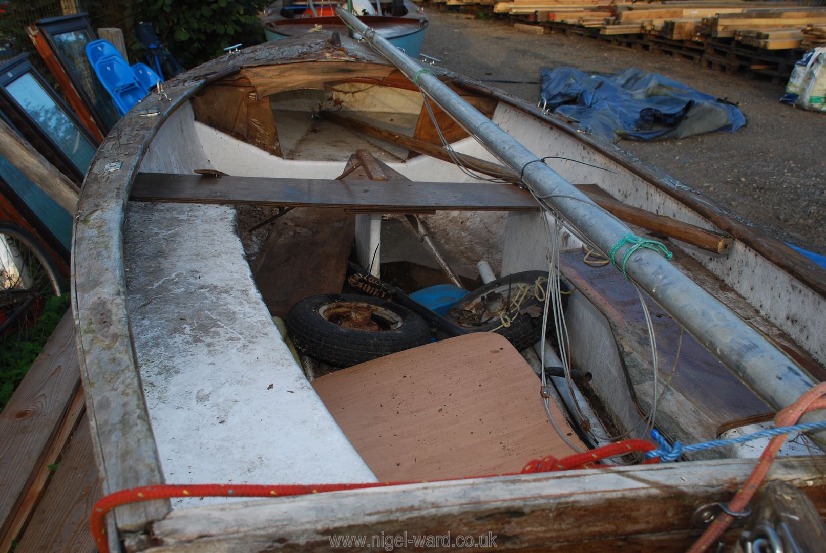 A glass fibre hulled sailing dinghy for restoration with 17' 2" high aluminium mast, fittings, - Image 6 of 14