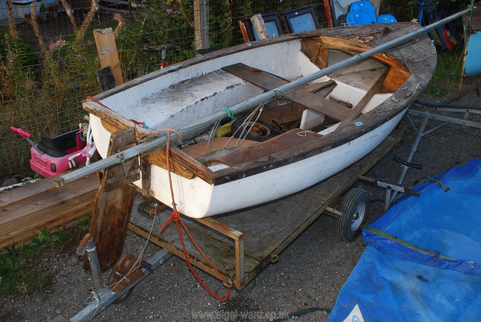 A glass fibre hulled sailing dinghy for restoration with 17' 2" high aluminium mast, fittings, - Image 2 of 14