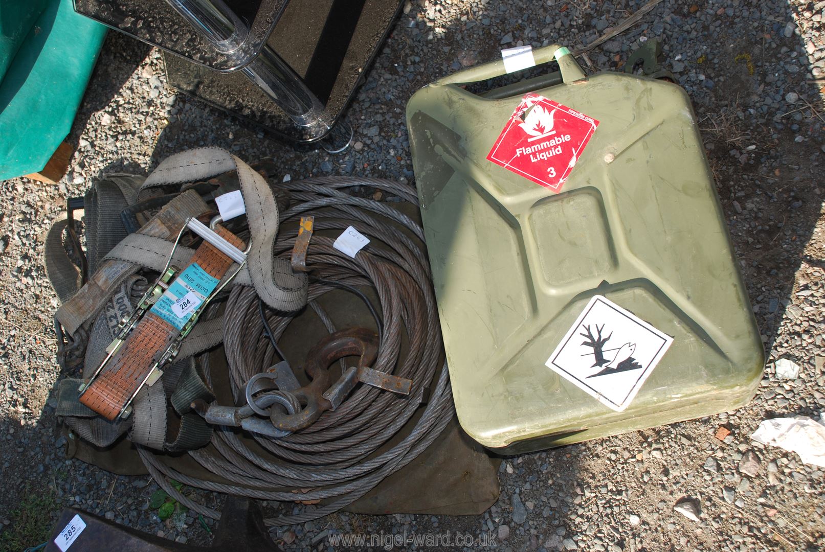 A military jerry can 1992, wire rope with hooks and 2 ratchet straps.