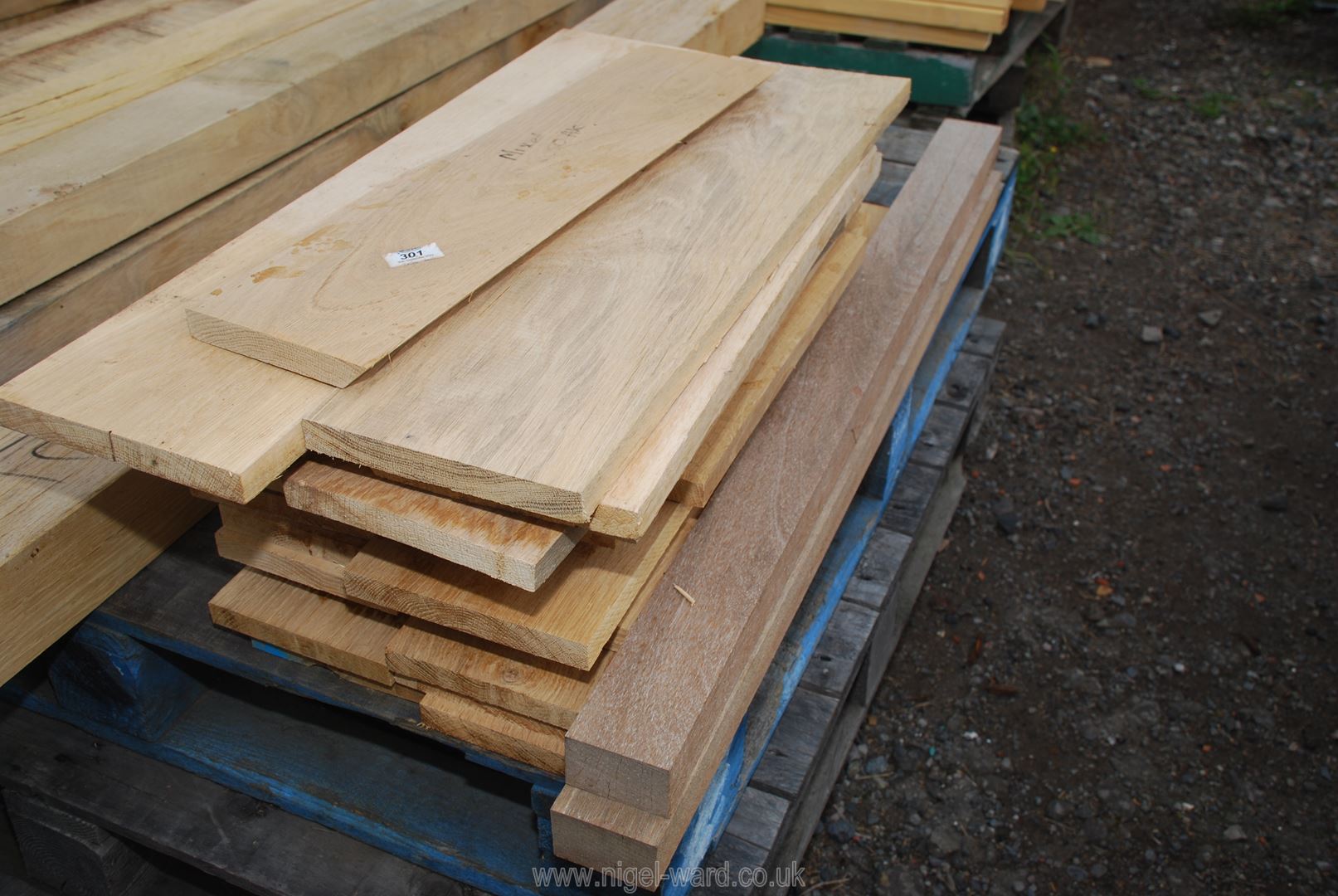 A quantity of mixed oak.