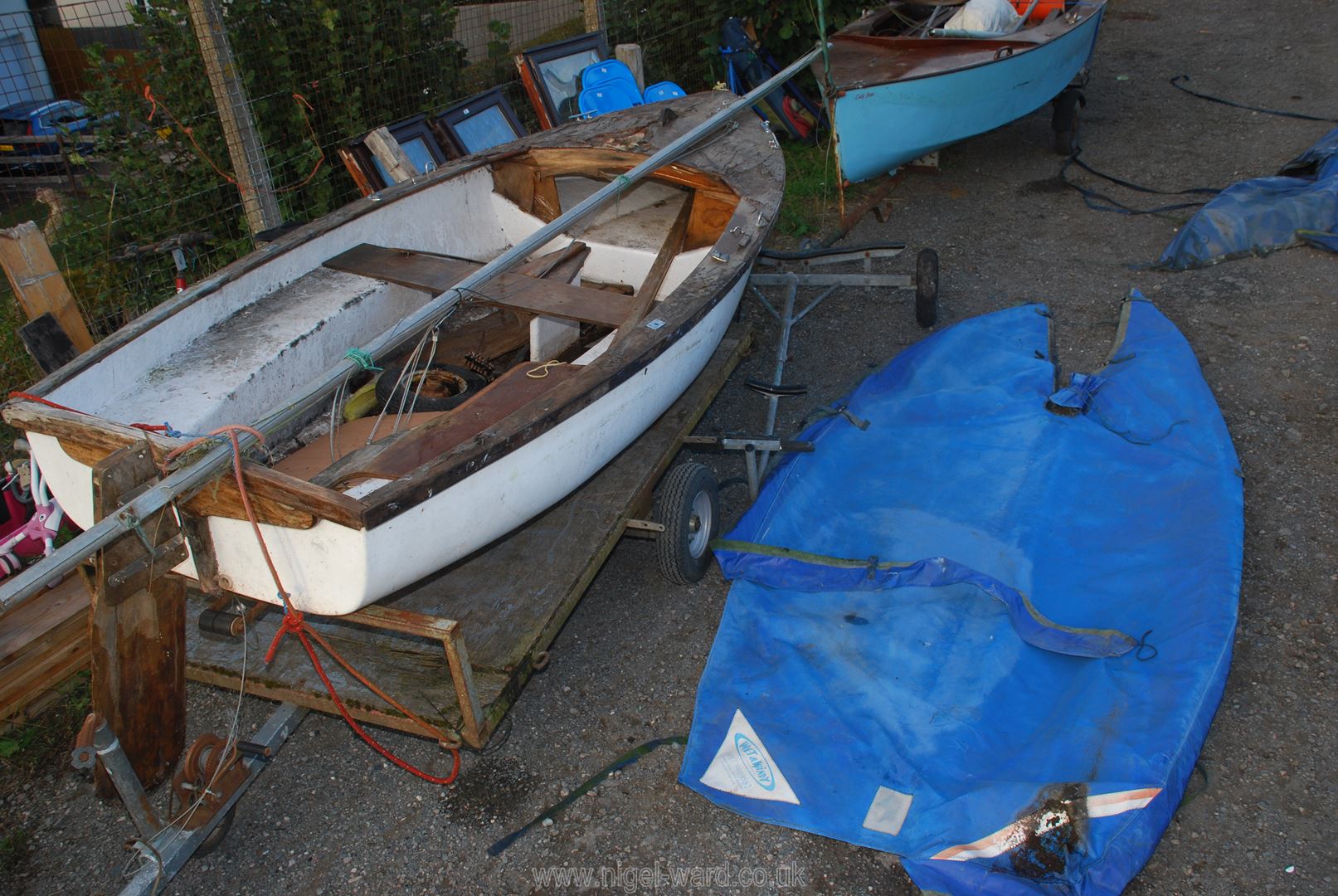 A glass fibre hulled sailing dinghy for restoration with 17' 2" high aluminium mast, fittings, - Image 5 of 14